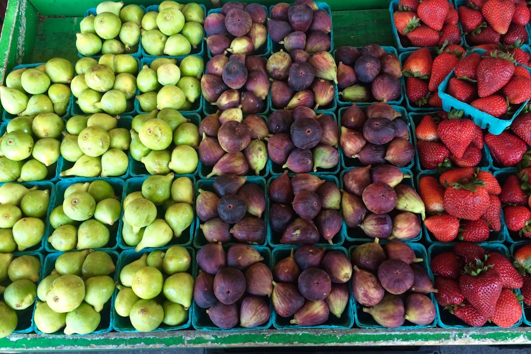 Photo fresh fruits and vegetables - sliced and washed